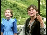 Heidi (Noley Thornton) und der Geissen-Peter (Ben Brazier) geniessen das Leben in den Bergen.