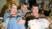 Stephanie (Friederike Grasshoff), Peter (Eric Benz) und Tim (Oliver Reinhardt, r.) gruseln sich bei einem Horrorfilm.