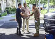 Junior Reigns (Beulah Koale) zeigt sein Engagement, indem er Steve McGarretts (Alex O'Loughlin) Truck wäscht.