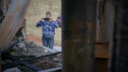 Sarah Jebsen fotografiert die Hütte im Wald.