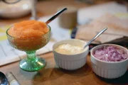 Kalix-Kaviar, Crème fraîche und rote Zwiebeln