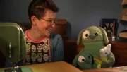 Schneiderin Frau Marzi hat Knolle ein Kuscheltier genäht.