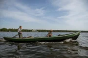 Der Mutschenhof im Spreewalddorf Lehde wird bereits in fünfter Generation von der Familie Kilka bewirtschaftet. Seit 2009 führt Sebastian Kilka den Hof mit viel Leidenschaft. Und auf dem Müggelsee liegt viel Arbeit vor Andreas Thamm und seiner Tochter Maria. Sie ist eine der jüngsten Fischerinnen überhaupt und die einzige in Berlin. Bald soll sie den Betrieb ganz übernehmen. - Maria und Andreas Thamm auf dem Müggelsee.