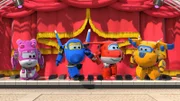 Die Super Wings helfen Ludwig bei seinem Auftritt.
