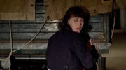 Toni versucht im Waffenlager nicht entdeckt zu werden.