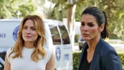Dr. Maura Isles (Sasha Alexander, l.) und Det. Jane Rizzoli (Angie Harmon) werden zum Tatort gerufen. Ein Rentner ist in seinem Haus ermordet worden.
