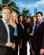 L-R: Lt. Horatio Caine (David Caruso), Calleigh Dequesne (Emily Procter), Alexx Woods (Khandi Alexander), Ryan Wolfe (Jonathan Togo), Detective Yelina Salas (Sofia Milos), Eric Delko (Adam Rodriguez)