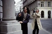 Kommissar Moser (Tobias Moretti, l.) und Kriminalassistent Stockinger (Karl Markovics, r.) versuchen, den flüchtigen polnischen Untersuchungshäftling Borek zu stellen.