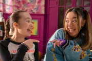 Lucy (Kensington Tallman, l.) und ihre beste Freundin Kyla (Ava Ro) singen gemeinsam.