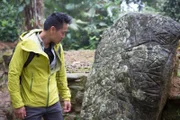 Ciudad Perdida, Kolumbien - Dr. Albert Lin betrachtet den Kartenstein der Ciudad Perdida.