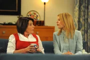 Rosi (Brigitte Walbrun, links) und Uschi (Silke Popp, rechts) diskutieren über ihre Meinungen zu Multitasking.