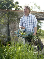 (1. Staffel) - Jamie Oliver hat in den letzten Jahren jungen Arbeitslosen eine solide Ausbildung in "Jamie's Kitchen" verschafft und mit großem Engagement gegen Junk Food an britischen Schulen gekämpft. Jetzt geht er zurück zu seinen Wurzeln ...