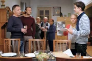 Dr. Roland Heilmann (Thomas Rühmann, li.) hat seine Auszeit beendet und veranstaltet am Abend ein Essen für seine Freunde und seine Familie. Doch er ist auch mit einem Plan zurückgekommen - er will ausziehen und Jonas (Anthony Petrifke, re.) und Lisa (Ella Zirzow, 2.v.li.) sollen mitkommen. Dieser Plan stößt die Kinder, Otto (Rolf Becker hi. mi.) und Charlotte (Ursula Karusseit, hi. re.) vor den Kopf. Doch Rolands Freunde und Kollegen Kathrin Globisch (Andrea Kathrin Loewig, hi. li.) und Martin Stein (Bernhard Bettermann, 2.v.li.) finden diese Idee gar nicht so schlecht. In Rolands jetzigem Zuhause erinnert ihn alles an seine verstorbene Frau Pia, vielleicht ist ein Ortswechsel genau das, was er braucht, um mit dem Verlust irgendwie fertig zu werden.