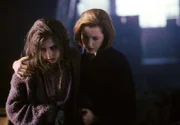 Dana Scully (Gillian Anderson, r.)