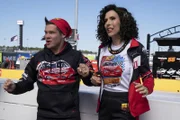 l-r: Adam Devine als Kelvin Gemstone, Edi Patterson als Judy Gemstone