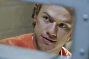 MacGyver (Lucas Till) ermittelt verdeckt als Insasse eines Hochsicherheitsgefängnisses, um das Kartell von Drogenbaron El Noche auffliegen zu lassen.