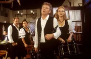 Wirt Hans Felsner und seine Schwägerin Gerda Felsner kommen gut gelaunt aus dem Weinkeller in die Wirtsstube zurück. Seine Frau Helga und der Kellner finden ihr Verhalten verdächtig.