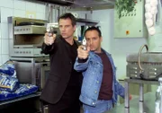 Tom und Semir kommen in die "Bar One" - das Lokal von Toms Vater Frankie. Sie merken, dass etwas nicht stimmt und ziehen ihre Waffen.
