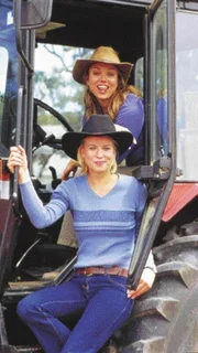 Tess (Bridie Carter, hinten) und Becky (Jessica Napier). Die Verwendung des sendungsbezogenen Materials ist nur mit dem Hinweis und Verlinkung auf TVNOW gestattet.