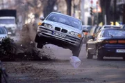 Bei der Verfolgung müssen Semir und Tom einem Hindernis ausweichen und heben ab...