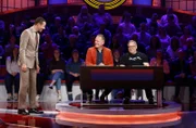 Moderator Kai Pflaume (l.) mit Rateteam-Kapitän Elton (r.) und dem Journalist und Fernsehmoderator Christian Sievers  (M.).