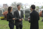 (v.l.): Det. Jo Danhill (Sela Ward), Det. Don Flack (Eddie Cahill) und der Friedhofsmanager Stanley Fisher (David Burke)