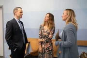 Kilian (Marc Dumitru) gelingt es, Isabelle (Ania Niedieck, r.) trotz seines Alleingangs einzufangen. In der Mitte Nathalie (Amrei Haardt)