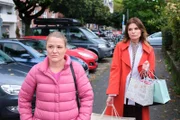 Nadine (Floriane Eichhorn, l.) versichert der skeptischen Britta (Tabea Heynig), sich auf Henry verlassen zu können.
