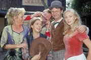 (v.l.) Uschi (Antje Lewald), Tanja (Natascha Hockwin), Benno (Willi Thomczyk), Lothar (René Heinersdorff) und Stefanie (Dana Golombek) sind froh, dass das Duell noch einmal glimpflich ausgegangen ist.