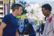 Hat Roko Makoni (Barkhad Adbi, r.) etwas mit dem Mord an einem Journalisten zu tun? Steve (Alex O'Loughlin, l.) und sein Team versuchen dies herauszufinden ...