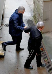 Der Polizeibeamte Darren McKie trifft vor dem Chester Crown Court ein, wo er des Mordes an seiner Frau Leanne angeklagt ist, die ebenfalls Polizeibeamtin war.