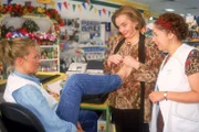 Bei einem so starken Fluch muss man schon mal persönliche Opfer bringen: Helga (Hella von Sinnen, M.) und Gisi (Franziska Traub, r.) schneiden Rita (Gaby Köster) ein Stück Fussnagel ab.