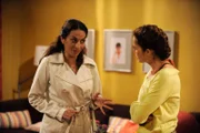 Yildiz sucht vergeblich Rat bei ihrer besten Freundin Trixi. Von links: Yildiz Kesoglu (Jale Arikan) und Trixi Preissinger (Doreen Dietel).