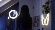 Cybermobbing, zum Beispiel als Folge von freiwillig verschickten freizügigen Fotos, kann schwerwiegende psychische Folgen haben. Die Opfer sind in der Regel junge Frauen.