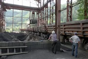 Tschiatura liegt umgeben von hohen Bergen, in denen seit über 100 Jahren Manganerz abgebaut wird. Vor dem Ersten Weltkrieg war Tschiatura der größte Manganerzproduzent der Welt.