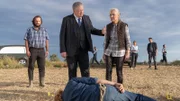Die Leiche im Feld: Johannes Kühn als Klaus Brandes (l.), Rainer Hunold als Bernd Reuther (2.v.l.), Hedi Kriegeskotte als Ilse Dittmann (M.), Fiona Coors als Kerstin Klar (3.v.r.), Max Hemmersdorfer als Max Fischer (2.v.r.), Alexander Koll als Thomas Dittmann (liegend)