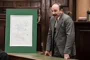 Inspector Mallory (Jack Deam) rekonstruiert den Tathergang.