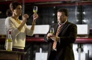 Detective Shepherd (Neill Rea) befragt die Winzerin Amanda James (Josephine Davison).