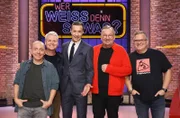 Moderator Kai Pflaume (M.) und seine Rateteam-Kapitäne Bernhard Hoëcker (l.) und Elton (r.) begrüßen in dieser Sendung den Fernsehmoderator und Komiker Guido Cantz (2.v.l.) und den Komiker, Sänger und Fernsehmoderator Bernd Stelter (2.v.r.).