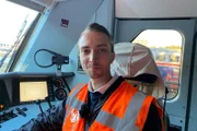 Lokführer Philipp Klimke liebt die über 8.700 PS seines Arbeitsplatzes im Führerstand.
