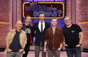 Moderator Kai Pflaume (M.) und seine Rateteam-Kapitäne Bernhard Hoëcker (l.) und Elton (r.) begrüßen in dieser Sendung den Komiker und Musiker Bülent Ceylan (2.v.l.) und den Stand-up-Comedian Moritz Neumeier (2.v.r.).