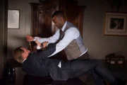 Es kommt zum Kampf zwischen den Konkurrenten Hannibal (Mads Mikkelsen, l.) und Tobias Budge (Demore Barnes, r.). Wer wir als Sieger hervorgehen?