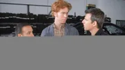 Hartmut (Niels Kurvin, Mi.) zeigt den Autobahnpolizisten (li. Erdogan Atalay, re. Rene Steinke) das Crack, das er in dem Autowrack von Drewer gefunden hat. Fotograf: Guido Engels