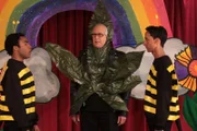 Unzufrieden mit seiner Rolle zwischen Abed (Danny Pudi, r.) und Troy (Donald Glover, l.), versucht "Drogon" Pierce (Chevy Chase, M.)  sich bei Annie mehr künstlerische Freiheit in der Show zu erkaufen ...