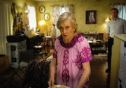 Um einen neuen Fall aufzuklären, legen sich Danny (Scott Caan, r.) und Steve in der Wohnung von Ruth Tennenbaum (Cloris Leachman, l.) auf die Lauer. Doch zwischen den beiden Kollegen kommt es mal wieder zu Meinungsverschiedenheiten ...