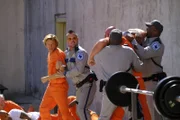Um ein komplettes Drogenkartell zu überführen, lässt sich MacGyver (Lucas Till, l.) selbst einbuchten und gerät als Insasse im Hochgesicherheitsgefängnis zwischen die Fronten der Schwerverbrecher.