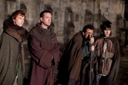 Sie haben einen Traum. Den Traum von einer Kathedrale, in der die Menschen Gott wiederfinden können. Doch wider Erwarten stoßen Prior Philip (Matthew Macfadyen, 2.v.l.) Baumeister Tom (Rufus Sewell, 2.v.r.), sein Sohn Alfred (Liam Garrigan, r.) und der hoch begabte Jack (Eddie Redmayne, l.) nur auf brutale Gegner dieses Vorhabens ...