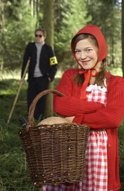 Ein Wolf (Christian Tramitz (l.) auf der Pirsch nach Rotkäppchen (Hannah Herzsprung (r.) ...