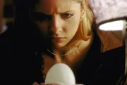 Buffy (Sarah Michelle Gellar) beobachtet misstrauisch, welche Veränderungen mit dem Ei auf ihrem Nachttisch vor sich gehen. Sie ahnt nichts Gutes.