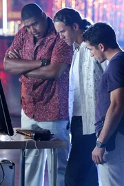 Walter (Omar Miller), Dave (Wes Ramsey) und Ryan (Jonathan Togo) sichten die Aufzeichnung des Roller-Derbys, um herauszufinden, wer es auf Connie abgesehen hat.